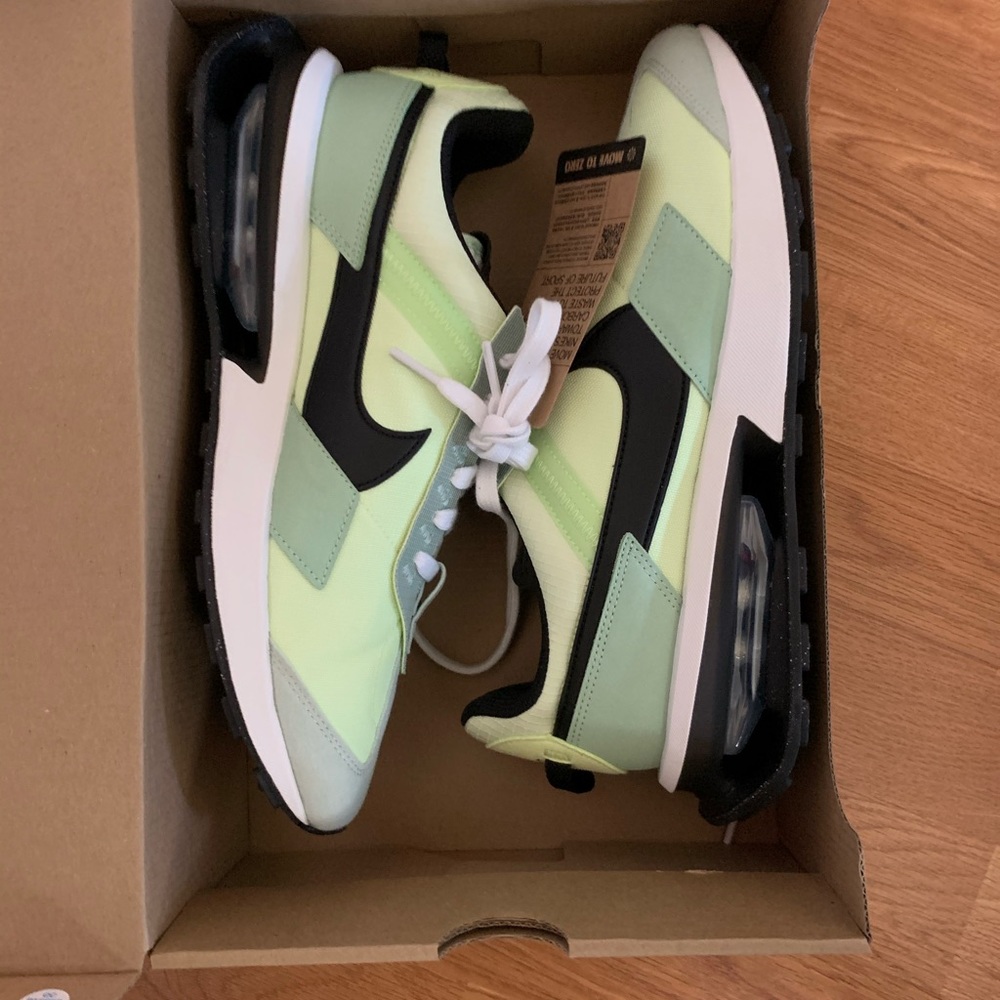 Air Max Pre Day - M 9.5 / W 11.0